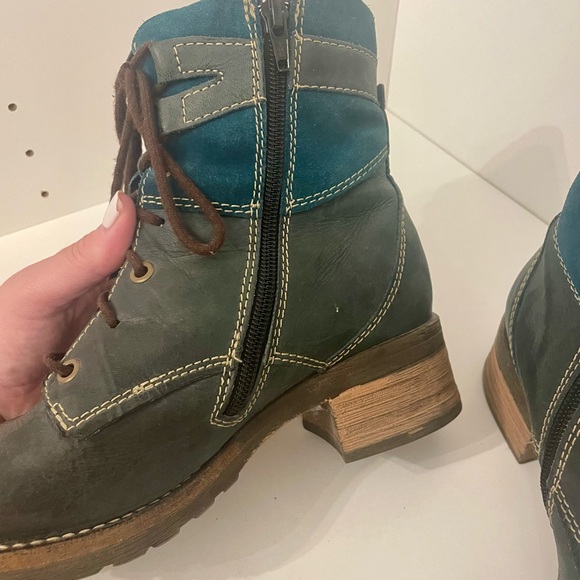 Beautiful teal coloured Leather Portuguese ankle boots size 36. - Picture 3 of 5